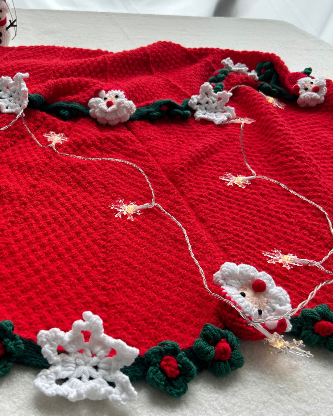 Santa’s Snowfall Artisan Crochet Throw – Premium Christmas Gift Box